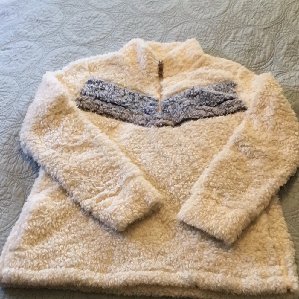 Women’s size large, quarter zip fleece with pockets.